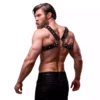 Fetish Submissive – Harnais de poitrine croisé en éco-cuir pour hommes avec clous – vue 2 – Lingerie homme