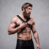 Fetish Submissive – Harnais de poitrine croisé en éco-cuir pour hommes avec clous – vue 3 – Lingerie homme