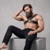 Fetish Submissive – Harnais de poitrine croisé en éco-cuir pour hommes avec clous – vue 4 – Lingerie homme