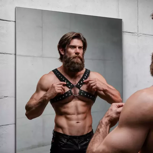 Fetish Submissive – Harnais de poitrine croisé en éco-cuir pour hommes avec clous – vue 5 – Lingerie homme