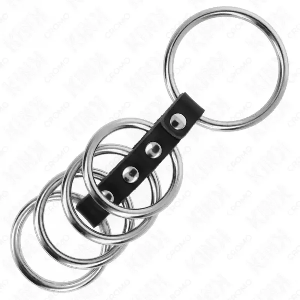 Kink – 5 anneaux pénis de 3,7 cm à 5 cm en métal relies par du cuir – vue 4 Kink – 5 anneaux pénis de 3,7 cm à 5 cm en métal relies par du cuir – vue 4 – BDSM & fétichisme