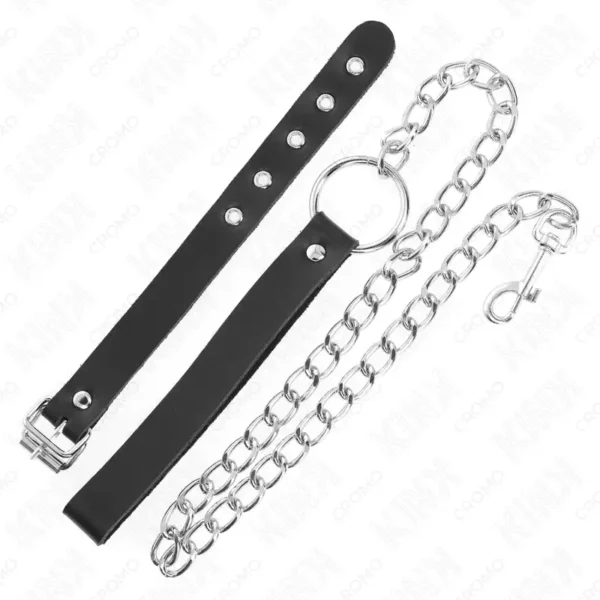 Kink – Anneau pénis en cuir avec sangle 21,5 x 2 cm et chaîne en métal 60 cm – vue 3 Kink – Anneau pénis en cuir avec sangle 21,5 x 2 cm et chaîne en métal 60 cm – vue 3 – BDSM & fétichisme