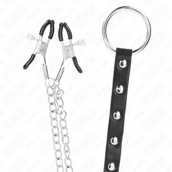 Kink – Anneau pénis en métal avec chaîne et pinces à mamelon réglables – vue 5 Kink – Anneau pénis en métal avec chaîne et pinces à mamelon réglables – vue 5 – BDSM & fétichisme
