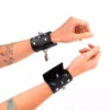 Kink – Appareils-poignets punk avec pointes 25 x 6 cm – BDSM & fétichisme