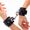 Kink – Appareils-poignets - rangée de rivets simple et grande boucle noire réglable 17-28 cm x 5 cm – BDSM & fétichisme