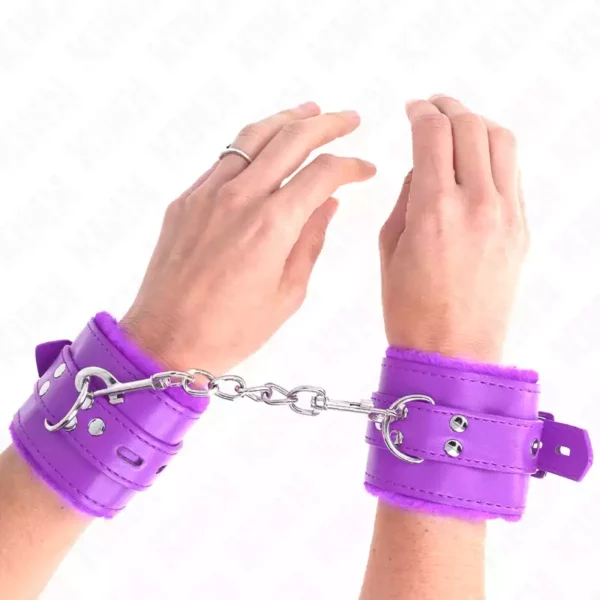 Kink – Appui-poignets doublés de fourrure avec trous carrés et ceinture réglable 17-29 cm x 6 cm – BDSM & fétichisme