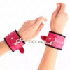 Kink – Appui-poignets doublés de fourrure premium noir avec ceinture rose framboise ajustable 17-29 cm x 6 cm – BDSM & fétichisme