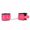 Kink – Appui-poignets doublés de fourrure premium noir avec ceinture rose framboise ajustable 17-29 cm x 6 cm – vue 2 – BDSM & fétichisme