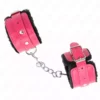 Kink – Appui-poignets doublés de fourrure premium noir avec ceinture rose framboise ajustable 17-29 cm x 6 cm – vue 3 – BDSM & fétichisme