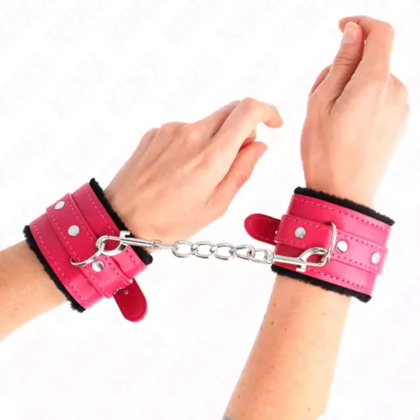 Kink – Appui-poignets doublés de fourrure premium noir avec ceinture rose framboise ajustable 17-29 cm x 6 cm – BDSM & fétichisme