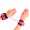 Kink – Appui-poignets en nylon noir avec ceinture en cuirette rose framboise ajustable 19-29 cm x 5,1 cm – BDSM & fétichisme