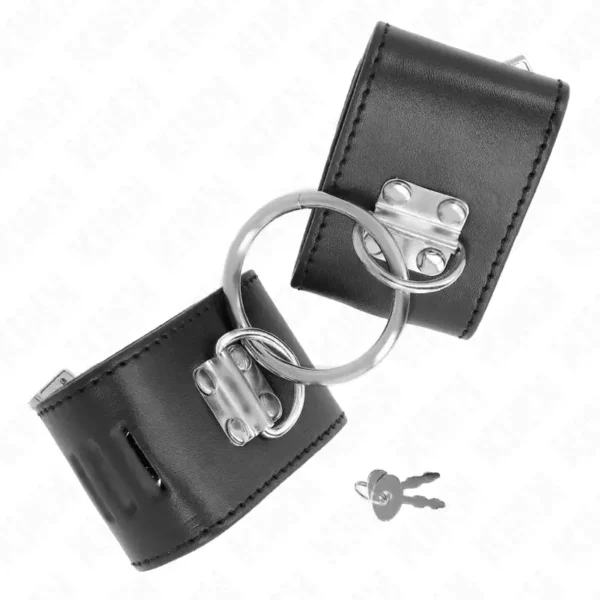 Kink – Appui-poignets fixes avec anneau et fermeture par cadenas noir ajustable 16-23 cm x 5,5 cm – vue 3 Kink – Appui-poignets fixes avec anneau et fermeture par cadenas noir ajustable 16-23 cm x 5,5 cm – vue 3 – BDSM & fétichisme