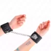 Kink – Appui-poignets fixes avec chaîne 30 cm et fermeture par cadenas noir réglable 16-23 cm x 5,5 cm – BDSM & fétichisme