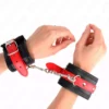Kink – Appui-poignets noir avec ceinture rouge ajustable 17-28 cm x 6 cm – BDSM & fétichisme